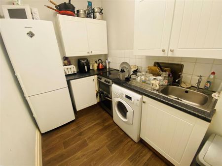 2 bedroom flat to rent - Photo 2