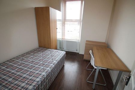 4 bedroom flat to rent - Photo 2