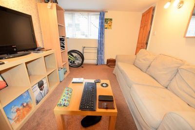 1 bedroom Flat in Burley Road, Leeds - Photo 1