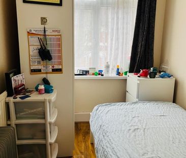 3 Bed Terraced House, Sheringham Avenue, E12 - Photo 3