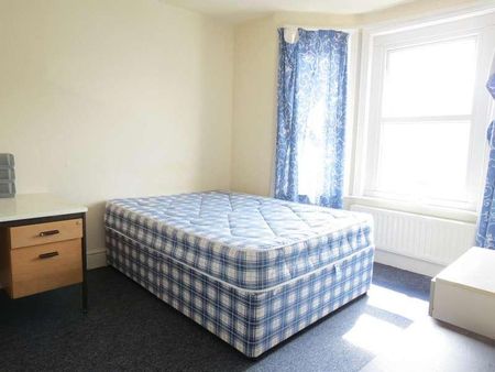 Bedroom Semi Detached House In Charminster, BH8 - Photo 2