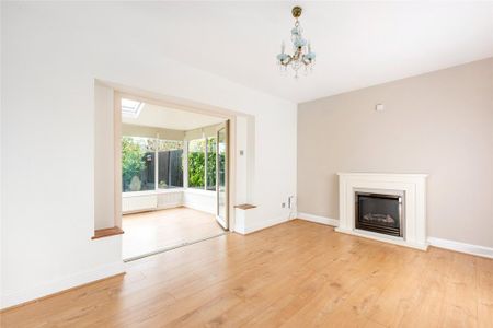 4 bedroom end of terrace house to rent - Photo 2