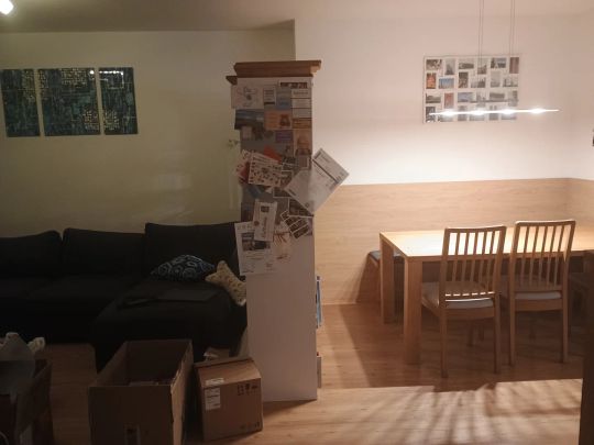 Neuwertige 2-Zimmer-Wohnung mit PKW-Stellplatz im Zentrum von Gurten - Photo 1