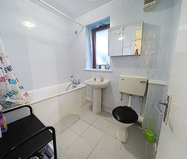 4 Bed Flat, Banbury House, E9 - Photo 4
