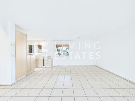 A SPACIOUS LIVING ROOM WITH COMFORT AND VIEW - Photo 5