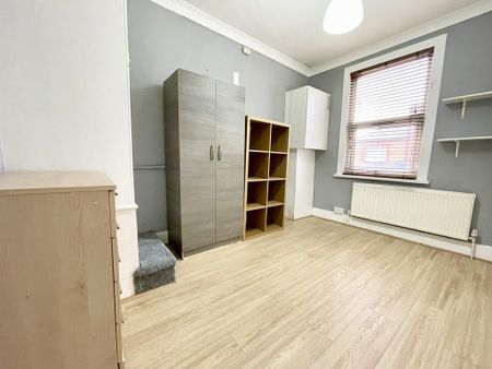 4 bedroom terraced house to rent - Photo 5