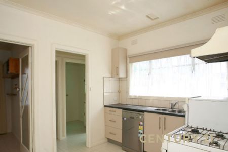 Freshly Painted & Quiet Court Location in a Prime Spot! - Photo 4