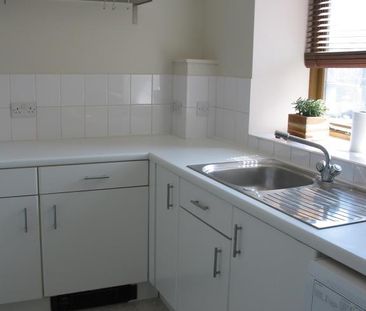 2 bedroom end of terrace house to rent - Photo 3