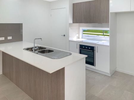 Modern 3 Bedroom Duplex with Private Yard - Photo 4