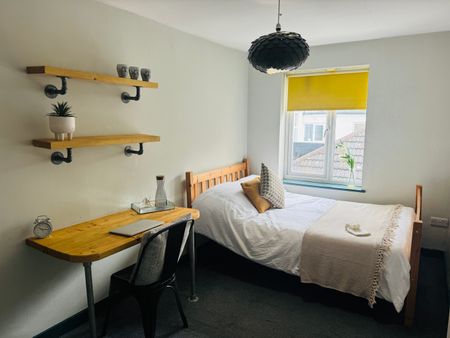 Spacious 5-Bed Hidden Gem in Central Hove Room 2 - Photo 3