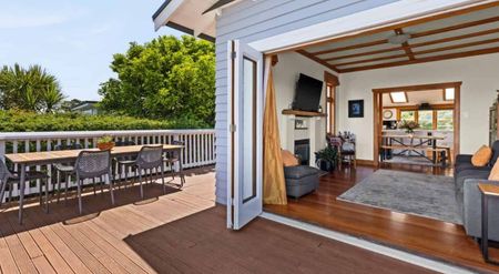 Immaculate Hilltop Bungalow - Ocean Views - Photo 5