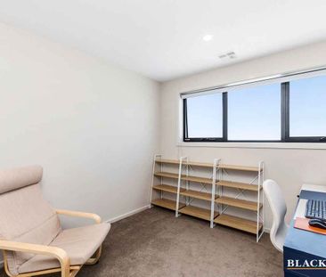 BRIGHT & SUNNY THREE BEDROOM IN 'THE RESERVE' - Photo 5