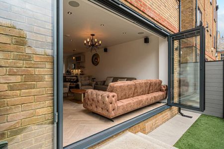 4 bedroom semi-detached house to rent - Photo 3