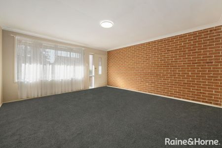 Charming 2-Bedroom Villa in Convenient Ingleburn Location - Photo 2