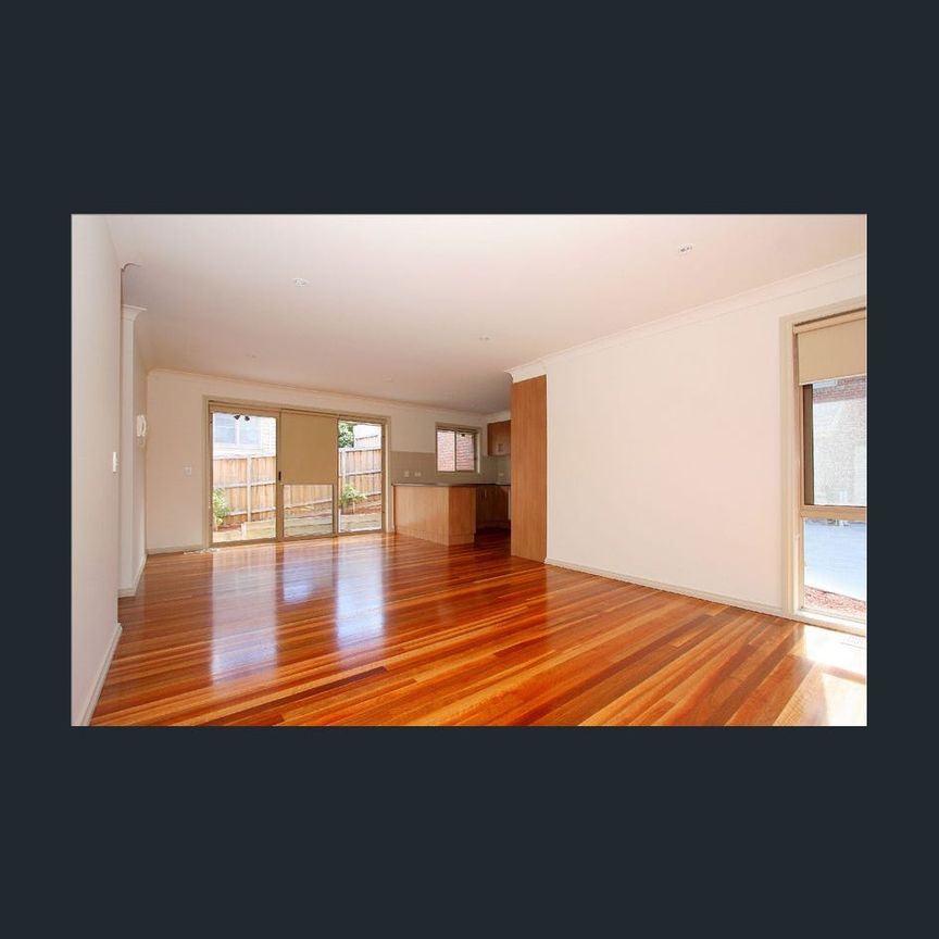 PERFECT TOWNHOUSE IN GREAT LOCATION - Photo 1
