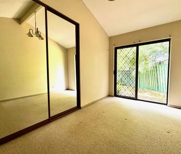 Six bedroom house with backyard and garage - Photo 1