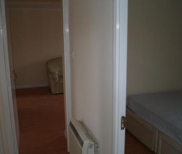 3 bedroom flat to rent - Photo 4
