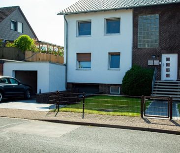 Moderne 5-Zimmer-Wohnung mit Terrasse, Garten und Top-Anbindung - Photo 1