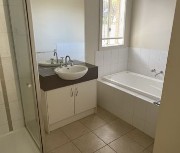 12 Westminster Avenue, Shepparton VIC 3630 - Photo 6