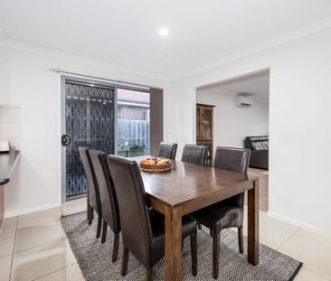 18 Southbank Walk Taylors Hill VIC - Photo 6