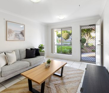Parkside Perfection - Spacious 3-Bed Townhouse in a Peaceful Setting - Photo 3