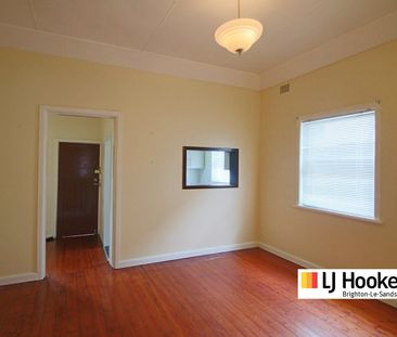 THREE BEDROOM FAMILY HOME - ONLY 150 METRES FROM THE BEACH. - Photo 1