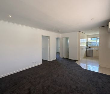 Stylish Two-Bedroom Apartment in the Heart of Armadale. - Photo 2