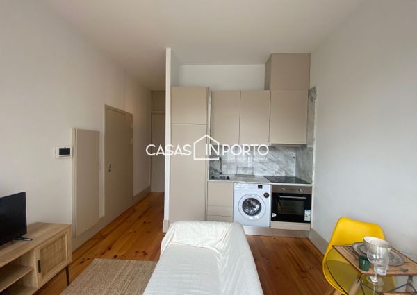 Apartamento T0+1 para arrendamento na Rua Santa Catarina, Porto