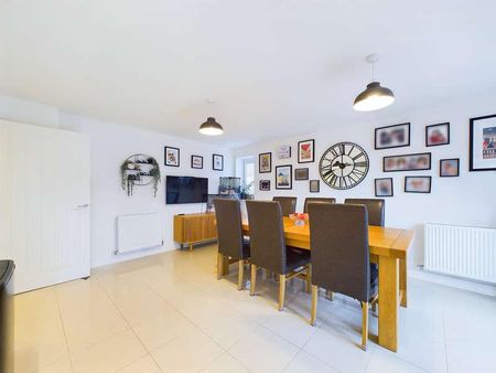 Trinity Circle, High Wycombe, Buckinghamshire, HP11 - Photo 4