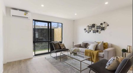 Modern 3BR Townhouse in Te Atatu South - Photo 3