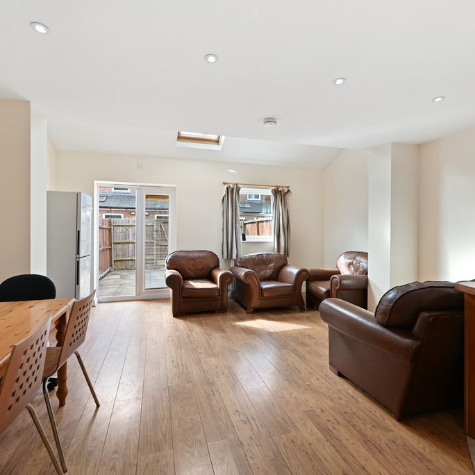 6 Bed Student Accommodation - Photo 1