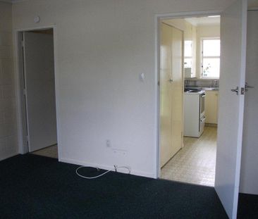 Tidy Bedsit - Photo 5