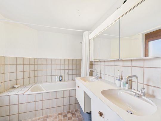 Luminous 4.5-room apartment in Oberwil with garden seating area - Photo 1