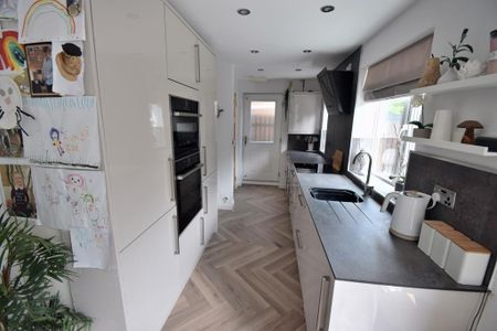 4 bedroom detached house to rent - Photo 4