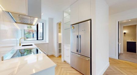 STUNNING AND CENTRAL - Photo 5