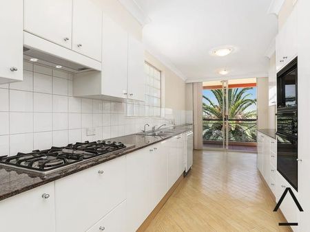 Spacious 3 Bedroom Apartment with City View - Photo 3