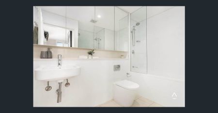 Spacious 3-Bedroom Split-Level Apartment with Stunning District Views - Photo 5