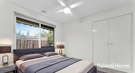 4 Bedroom house in Cranbourne North! - Photo 5