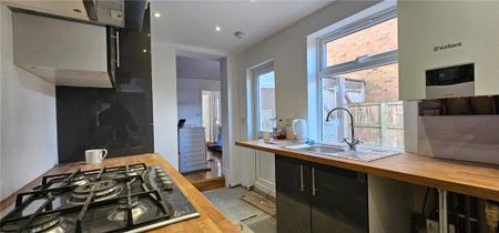 1 bedroom in a house share to rent - Photo 4