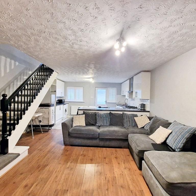 3 bedroom semi-detached house to rent - Photo 1