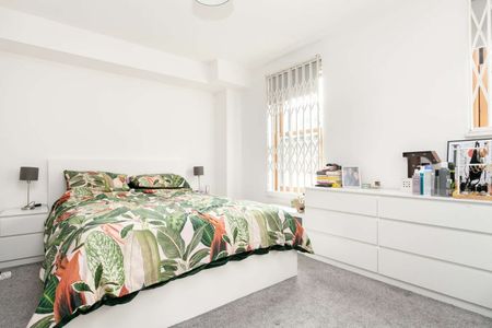 Private balcony features, in this well-proportioned, one bedroom flat. - Photo 5