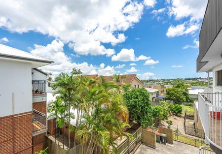 Light-Filled Living in the Heart of Coorparoo - Water Usage Included - Photo 2