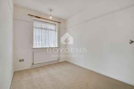 Dove Crescent, Harwich, CO12 - Photo 3