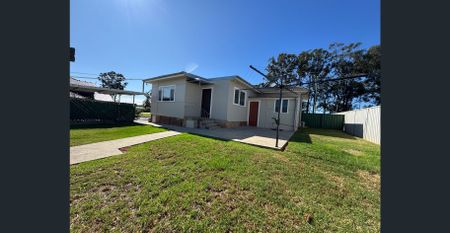 Freshly painted, 3 bedroom with rumpus room, air conditioning and carport. - Photo 4