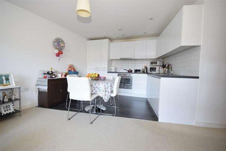Queensway, Redhill, Surrey, RH1 - Photo 2