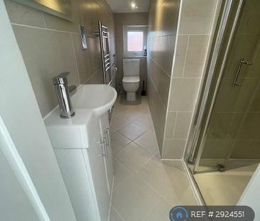 1 bedroom in a house share to rent - Photo 3
