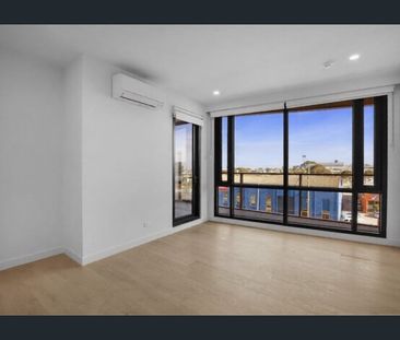 Convenient One-Bedroom Apartment with Lifestyle Amenities - Photo 1