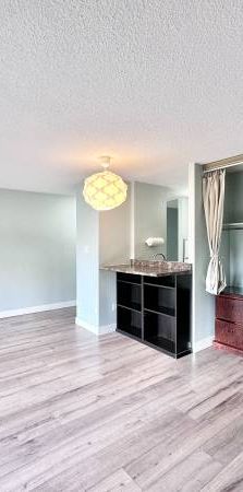 Cozy studio +1 bath at 950 Drake St Vancouver DT - Photo 1