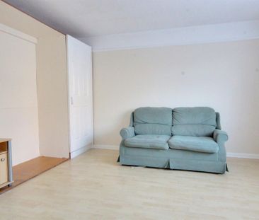 Clanfield First Avenue Part Furnished - Photo 2