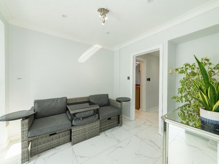 5 bedroom semi-detached house to rent - Photo 3